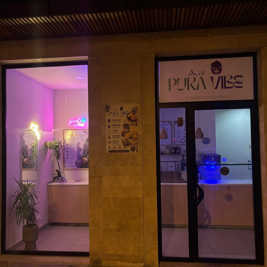 Fachada exterior de Açaí Pura Vibe en Tudela de noche