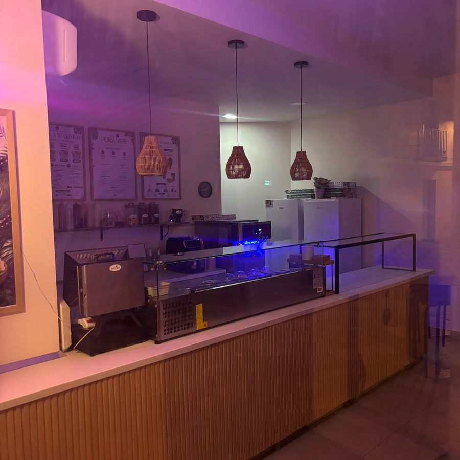 Mostrador de madera clara del local Açaí Pura Vibe