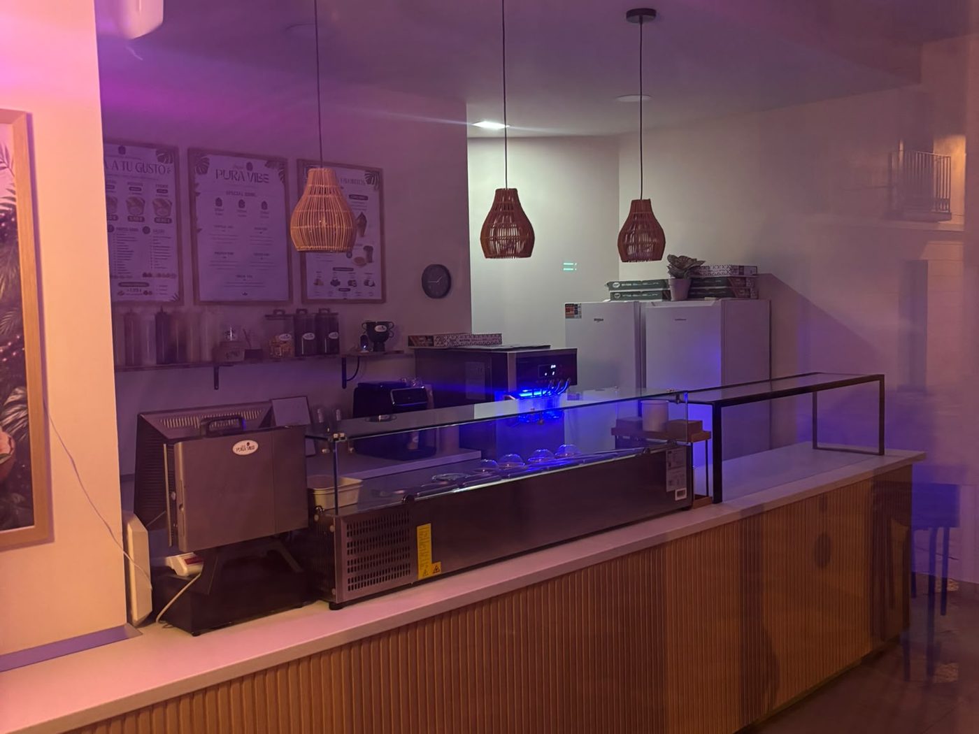 Mostrador de madera clara del local Açaí Pura Vibe, listo para preparar bowls