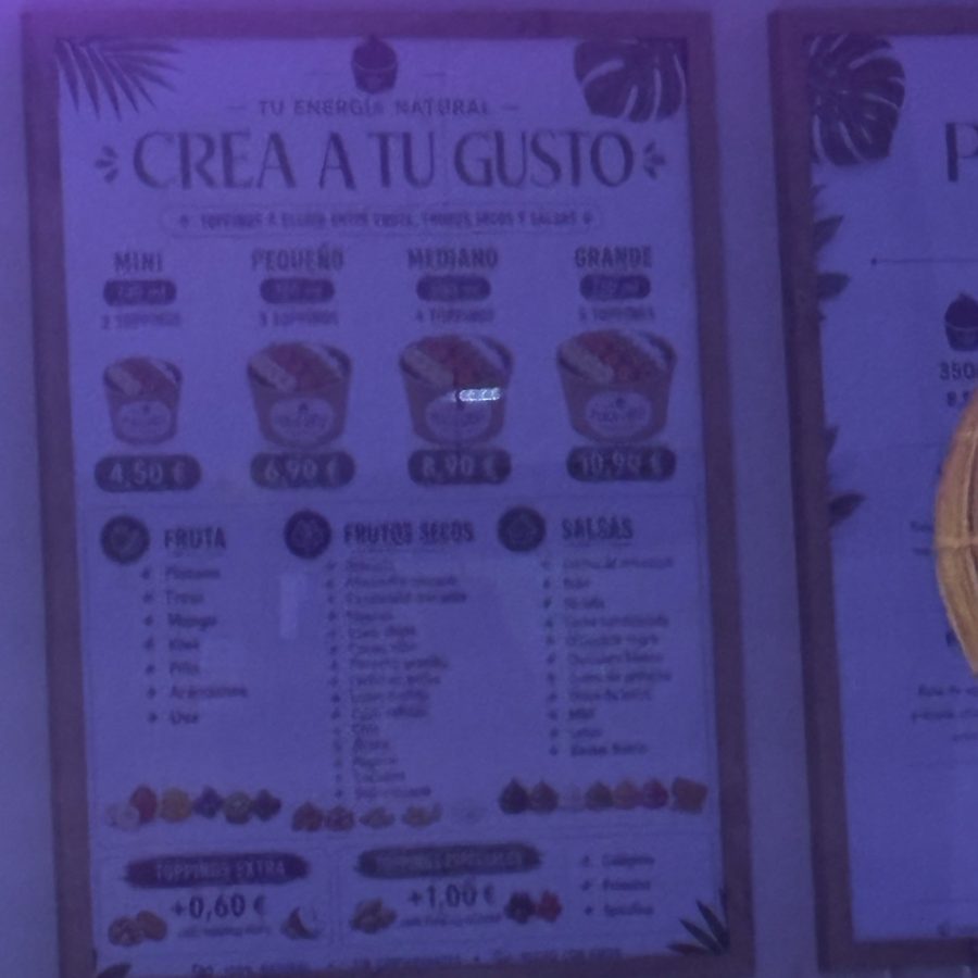 Panel de carta 'Crea a tu gusto' colgado en el local