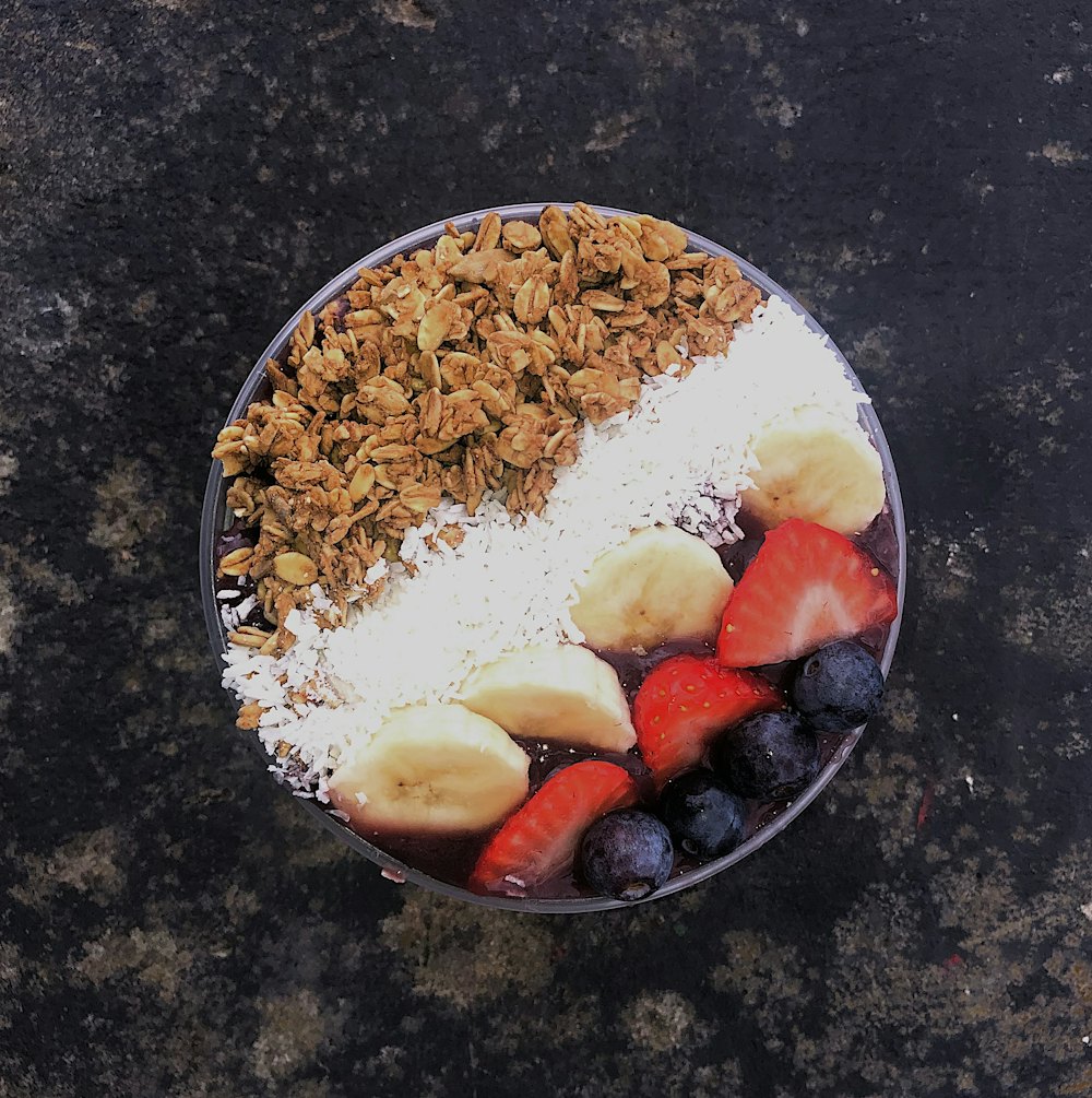 Bowl de açaí visto desde arriba con coco, plátano y frutos rojos