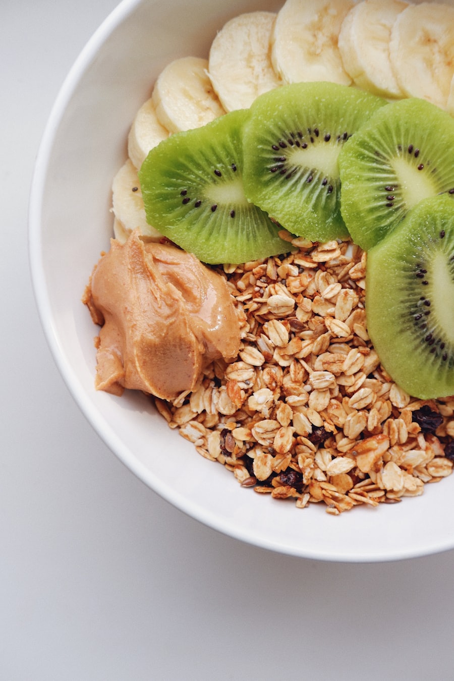Protein Vibe: Açaí con proteína, plátano, frutos secos y crema de cacahuete.