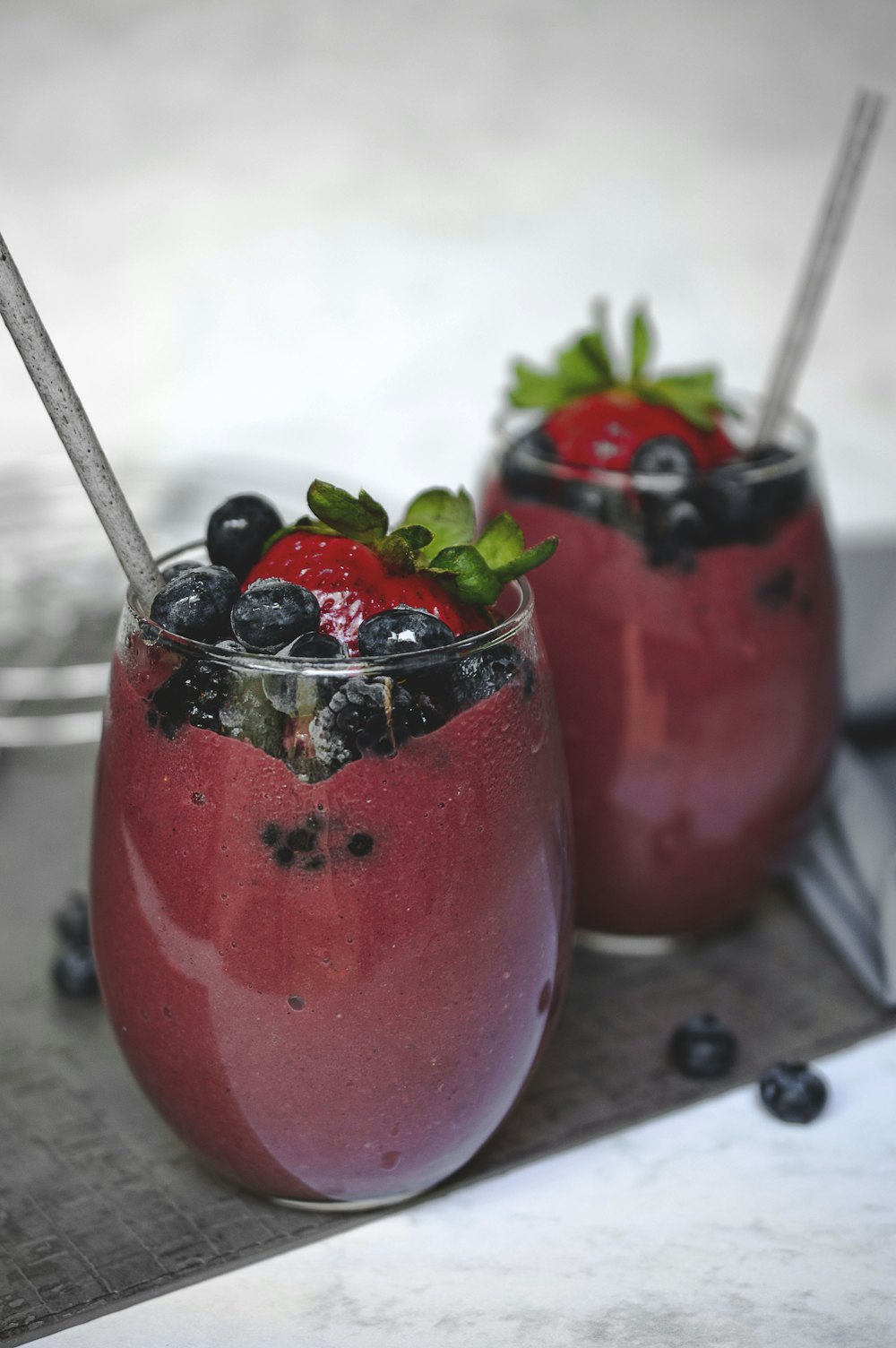 Smoothies de frutos rojos recién hechos en vaso